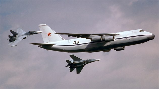 Antonov An-124 Ruslan plus dvakrt Suchoj Su-27UB (Tuino, 1995)