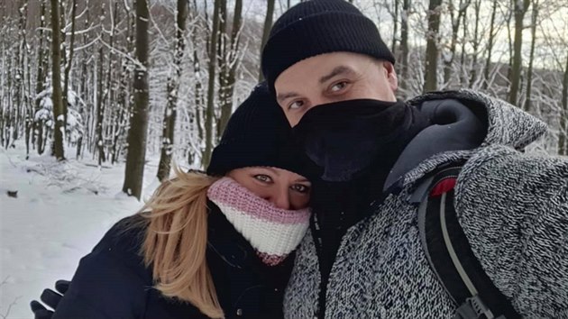 Zuzana aputov se svm partnerem Jurajem Rizmanem, bvalm fem slovensk poboky Greenpeace (Mal Karpaty, 16. ledna 2021)