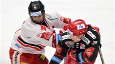 Adam Rutar z Olomouce v souboji s Davidem Kofroněm z Třince. Adam Rutar z Olomouce v souboji s Davidem Kofroněm z Třince.