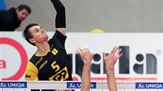Brněnský volejbalista Daniel Římal smečuje na stranu Karlových Varů. Brněnský volejbalista Daniel Římal smečuje na stranu Karlových Varů.