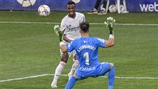 Brankář Huescy Álvaro Fernández (v modrém) zasahuje proti šanci Viníciuse... Brankář Huescy Álvaro Fernández (v modrém) zasahuje proti šanci Viníciuse...