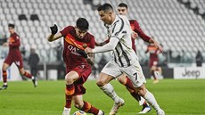Juan Jesus (vlevo) z AS Řím se snaží zastavit Cristiana Ronalda z Juventusu. Juan Jesus (vlevo) z AS Řím se snaží zastavit Cristiana Ronalda z Juventusu.