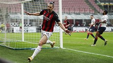 Zlatan Ibrahimovič z AC Milán slaví svůj gól proti Crotone. Zlatan Ibrahimovič z AC Milán slaví svůj gól proti Crotone.