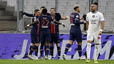 Fotbalisté PSG se radují ze vstřelené branky v zápase proti Marseille. Fotbalisté PSG se radují ze vstřelené branky v zápase proti Marseille.