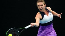 Rumunka Simona Halepová hraje forhend v prvním kole Australian Open. Rumunka Simona Halepová hraje forhend v prvním kole Australian Open.