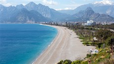 Ani na tureckém pobřeží Středozemního moře turisty nehledejte. Na fotografii... Ani na tureckém pobřeží Středozemního moře turisty nehledejte. Na fotografii...