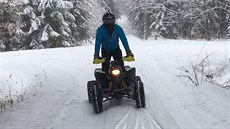 Řidič čtyřkolky jel po lesní cestě, na kterou je zakázáno vjíždět. Řidič čtyřkolky jel po lesní cestě, na kterou je zakázáno vjíždět.