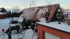 Hasiči při likvidaci požáru dílny a garáže v Rýmařově - Ondřejově na... Hasiči při likvidaci požáru dílny a garáže v Rýmařově - Ondřejově na...