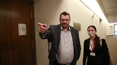 Poslanec Lubomír Volný přišel na jednání mandátovéhlo a imunitního výboru i se... Poslanec Lubomír Volný přišel na jednání mandátovéhlo a imunitního výboru i se...