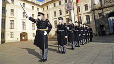 Šavle vzhůru. Velitel končící stráže předává službu. Šavle vzhůru. Velitel končící stráže předává službu.