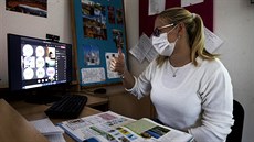 Učitelka Michaela Šulová při hodině angličtiny. (14. října 2020) Učitelka Michaela Šulová při hodině angličtiny. (14. října 2020)
