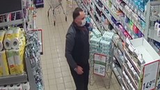 Skupina čtyř mužů odcizila z obchodu zubní pasty, kartáčky i tuňáka a... Skupina čtyř mužů odcizila z obchodu zubní pasty, kartáčky i tuňáka a...