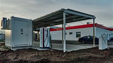 Vedle benzinky nedaleko Břeclavi vyrostla také dobíjecí stanice, jejíž střechu... Vedle benzinky nedaleko Břeclavi vyrostla také dobíjecí stanice, jejíž střechu...