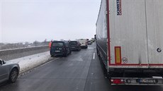 Po ranním kolapsu se na D1 vytvořila kolona pomalu jedoucích nebo stojících... Po ranním kolapsu se na D1 vytvořila kolona pomalu jedoucích nebo stojících...