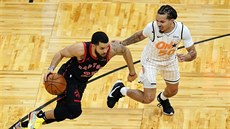 Fred VanVleet z Toronta uniká, brání ho Cole Anthony z Orlanda. Fred VanVleet z Toronta uniká, brání ho Cole Anthony z Orlanda.