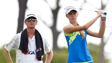 Petr Korda v roli caddieho své dcery Nelly, která už stejně jako její starší... Petr Korda v roli caddieho své dcery Nelly, která už stejně jako její starší...
