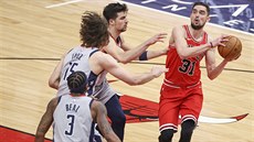 Tomáš Satoranský z Chicaga se snaží přelstít obranu Washingtonu. Tomáš Satoranský z Chicaga se snaží přelstít obranu Washingtonu.