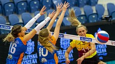 Olomoucký blok Maria Schlegelová, Nikola Stümpelová brání útok Nikoly Kvapilové... Olomoucký blok Maria Schlegelová, Nikola Stümpelová brání útok Nikoly Kvapilové...