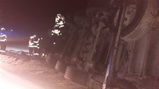 Na silnici I/35 na Svitavsku u Mikulče museli hasiči pomáhat z kabiny řidiči... Na silnici I/35 na Svitavsku u Mikulče museli hasiči pomáhat z kabiny řidiči...