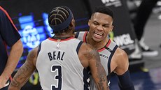 Russell Westbrook (vpravo) a Bradley Beal z Washingtonu oslavují povedenou... Russell Westbrook (vpravo) a Bradley Beal z Washingtonu oslavují povedenou...