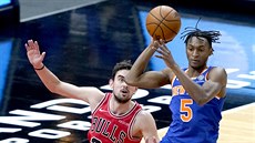 Immanuel Quickley (5) z New Yorku přihrává pod tlakem chicagské defenzivy,... Immanuel Quickley (5) z New Yorku přihrává pod tlakem chicagské defenzivy,...
