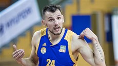 Opavský rozehrávač Jakub Šiřina domlouvá spoluhráči Martinu Gniadkovi. Opavský rozehrávač Jakub Šiřina domlouvá spoluhráči Martinu Gniadkovi.