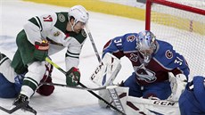 Marcus Foligno (v bílém) z Minnesoty ohrožuje coloradského gólmana Philippa... Marcus Foligno (v bílém) z Minnesoty ohrožuje coloradského gólmana Philippa...