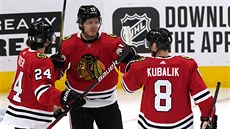 Pius Suter, Mattias Janmark a Dominik Kubalík (zleva) oslavují trefu Chicaga. Pius Suter, Mattias Janmark a Dominik Kubalík (zleva) oslavují trefu Chicaga.