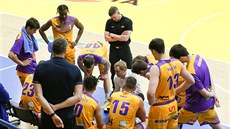Jan Šotnar (v bílém) při své trenérské premiéře v nejvyšší soutěži u týmu Ústí... Jan Šotnar (v bílém) při své trenérské premiéře v nejvyšší soutěži u týmu Ústí...