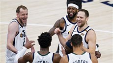 Joe Ingles, Donovan Mitchell, Royce O'Neale, Bojan Bogdanovič a Rudy Gobert... Joe Ingles, Donovan Mitchell, Royce O'Neale, Bojan Bogdanovič a Rudy Gobert...