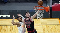 Tomáš Satoranský z Chicaga střílí na koš v duelu s Orlandou. Tomáš Satoranský z Chicaga střílí na koš v duelu s Orlandou.
