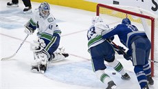 Zach Hyman z Toronta (vpravo) skóruje do sítě Vancouveru. Zach Hyman z Toronta (vpravo) skóruje do sítě Vancouveru.