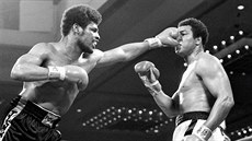 Leon Spinks (vlevo) v duelu s Muhammadem Alim v roce 1978 Leon Spinks (vlevo) v duelu s Muhammadem Alim v roce 1978
