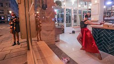 Tanečníci studia Fitdanceart tančili pro radost kolemjdoucích ve výlohách v... Tanečníci studia Fitdanceart tančili pro radost kolemjdoucích ve výlohách v...