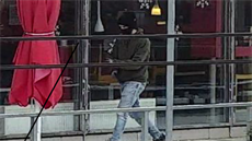 Policie zveřejnila snímky muže, který se pokouší vybrat peníze z bankomatu... Policie zveřejnila snímky muže, který se pokouší vybrat peníze z bankomatu...