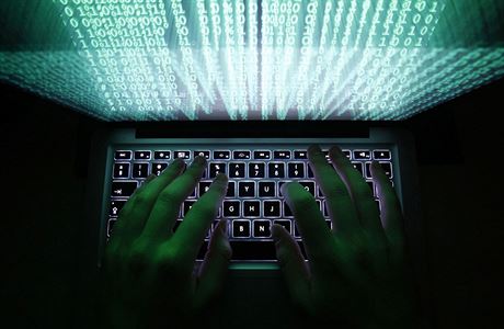 Internetoví piráti dokáí do poítae jiného uivatele dostat program, který "ukradne" jeho pihlaovací údaje k bankovnímu útu. Ilustraní snímek