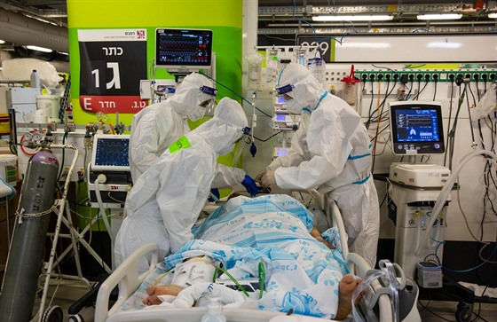 Izraeltí lékai peují o pacienta s covidem v provizorní nemocnici v Haif....