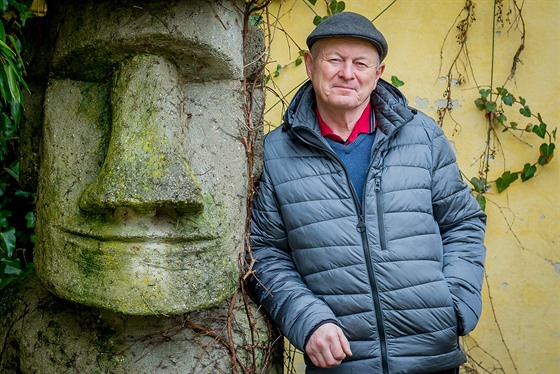 Pavel Pavel má na své zahrad ve Strakonicích betonovou kopii sochy moai z...