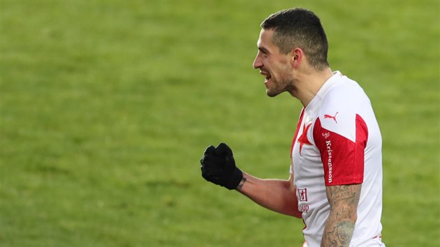 Slávistický záložník Nicolae Stanciu oslavuje svůj gól. Slávistický záložník Nicolae Stanciu oslavuje svůj gól.