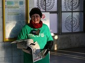 Paní Vašíčková schovává pod rouškou široký úsměv.