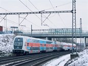 Kvůli sněhu v elektroinstalaci musel dopravce odstavit třetinu souprav vlaků...