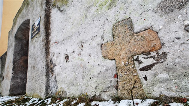 Středověký smírčí kříž zazděný z vnější strany do ohradní zdi bývalého hřbitova u farního kostela sv. Linharta v Údrči