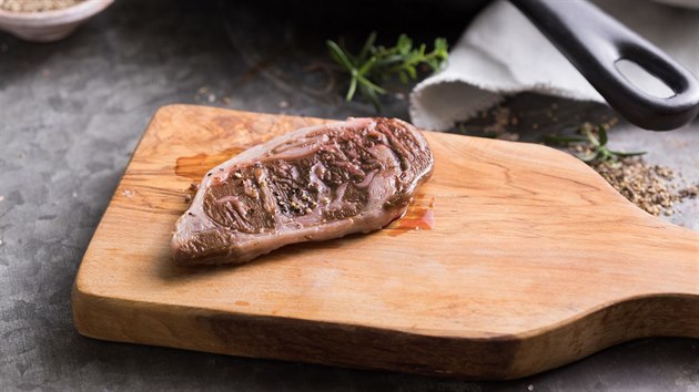 Zde je vidt tukov kryt a struktura steaku, kter dobe napodobuje skuten maso.