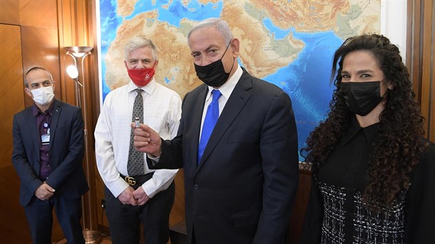 Izraelsk premir Benjamin Netanjahu se setkal s profesorem Arberem a seznmil se s pokrokem pi vvoji jeho lku na covid-19. (8. nora 2021)