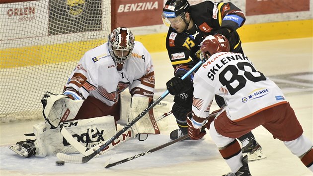 Závar před hradeckou brankou se snaží vyřešit gólman Štěpán Lukeš za pomoci Jakuba Sklenáře
