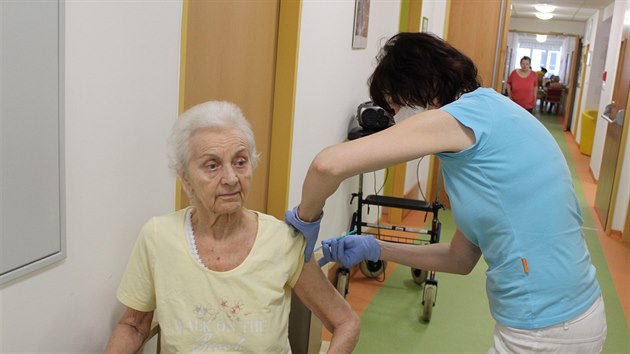 Všichni klienti zlínského Alzheimercentra už dostali druhou dávku vakcíny proti covidu-19.