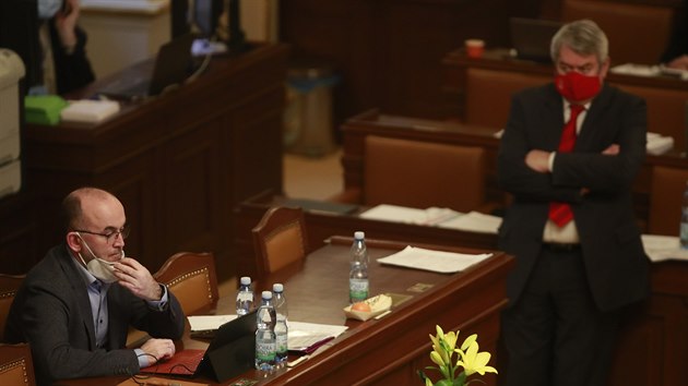 pokračuje boj o nouzový stav