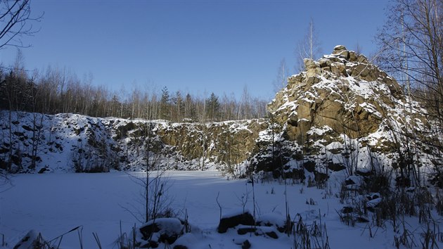 Historie těžby kamene v lomu Kosov vedle kolejí spojujících Jihlavu s Třebíčí sahá do roku 1940. Vlastník lomu by zde nyní chtěl těžbu po více než dvaceti letech nečinnosti obnovit.