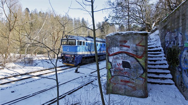 K převozu kameniva má být využita železniční vlečka ještě z doby, kdy lom fungoval.