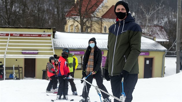 Lyai a snowboardist mohou na sjezdovce v Hlubokch u Olomouce vyut vytaen na kopec za snnou rolbou. Na rolbu jsou upevnn dlouh lana a na n krat s tali jako na vleku. Pro jednu jzdu je kapacita 22 lid. Provozovatel tm nahrazuje vleky, jejich provoz je v rmci protiepidemickch nazen zakzn.